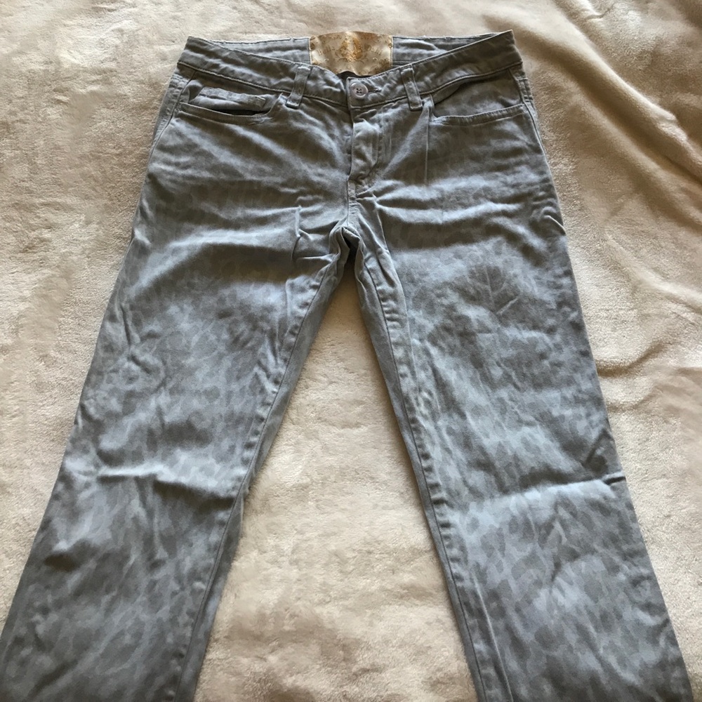 Light blue skinny jeans with cheetah print