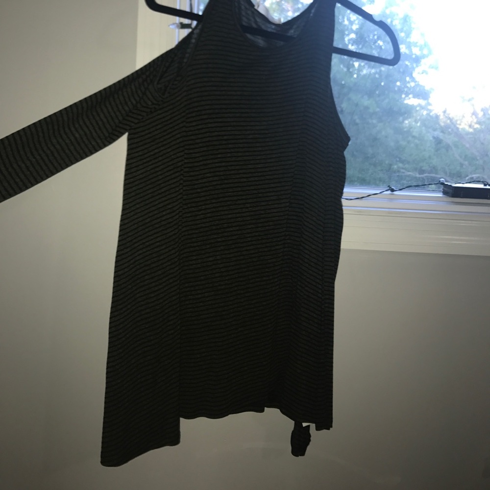 new lush top with shoulder cut outs
