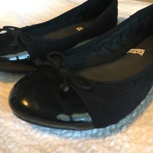 Black Quilted Ballet Flats with Shiny Toe and Bow