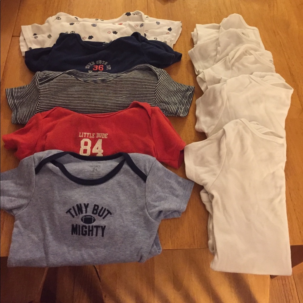 10 onesies 5 blue and red colors and 5 white.