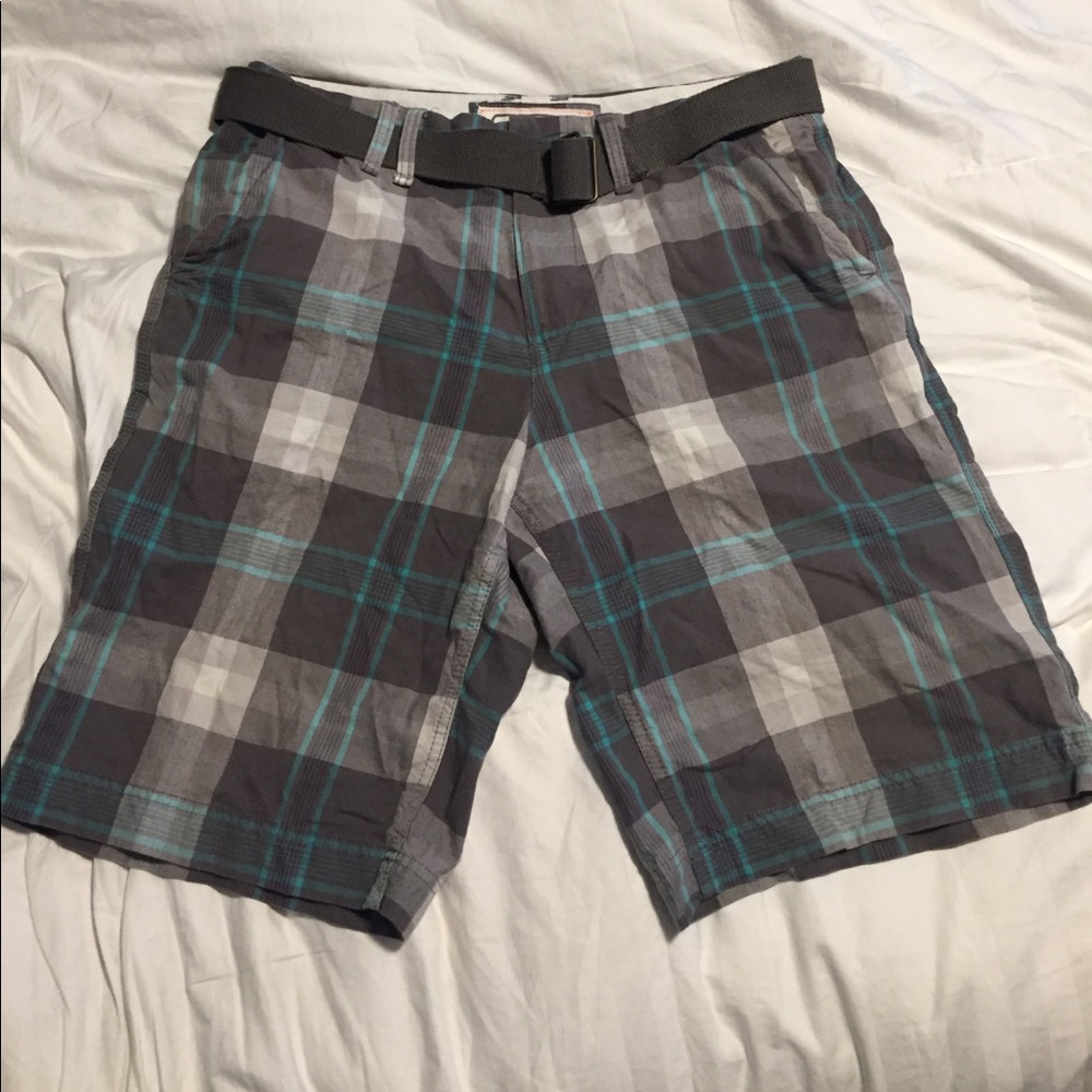 Men's plaid shorts w/ belt
