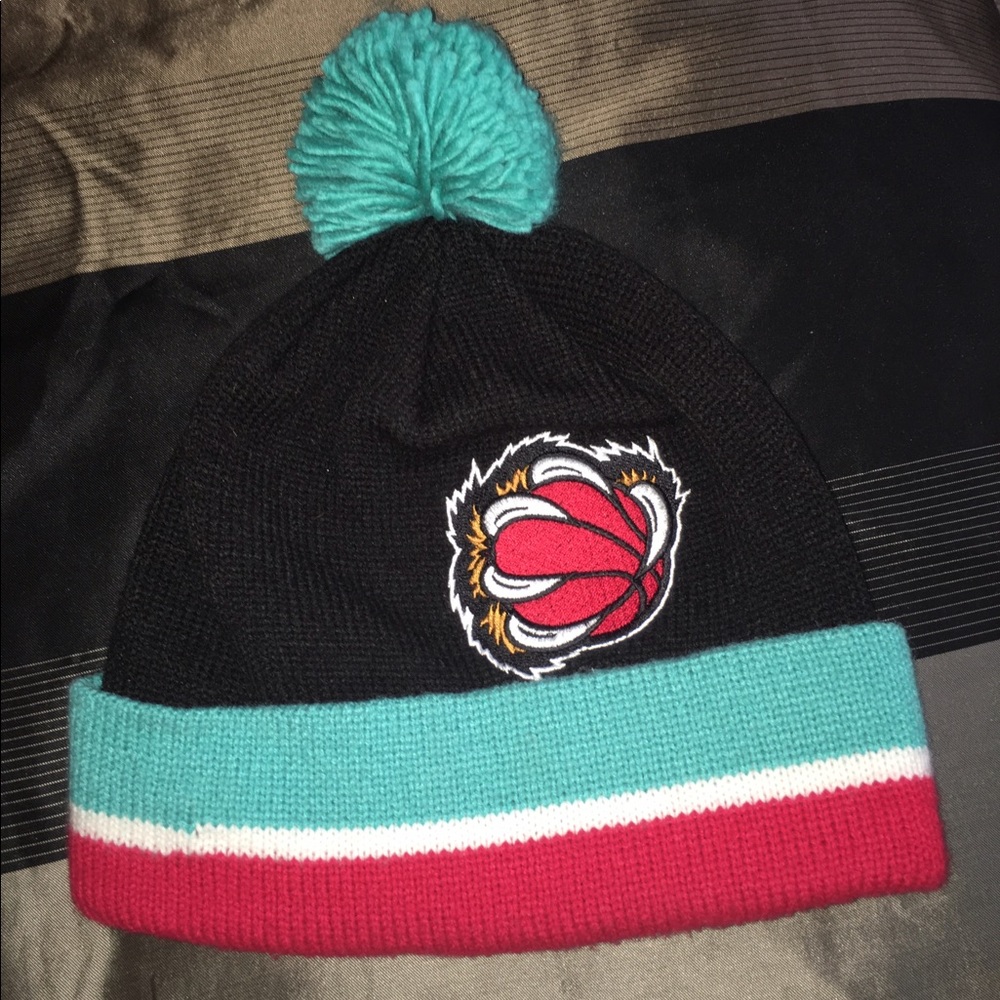 Memphis Grizzlies pompom hat. Mitchell and Ness