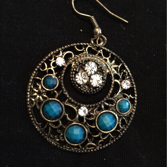 Two pairs of studded hanging earrings - Picture 3 of 3