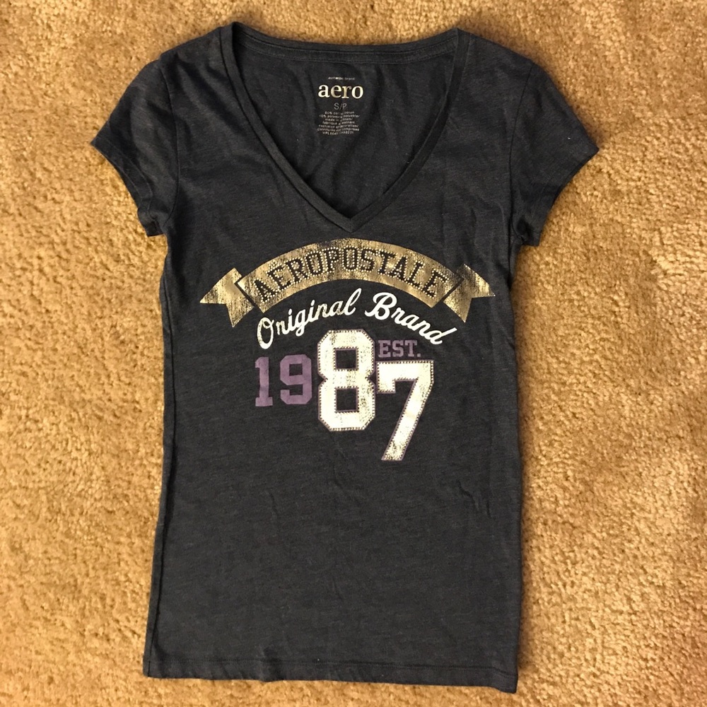 Aéropostale v-neck tee, navy blue.