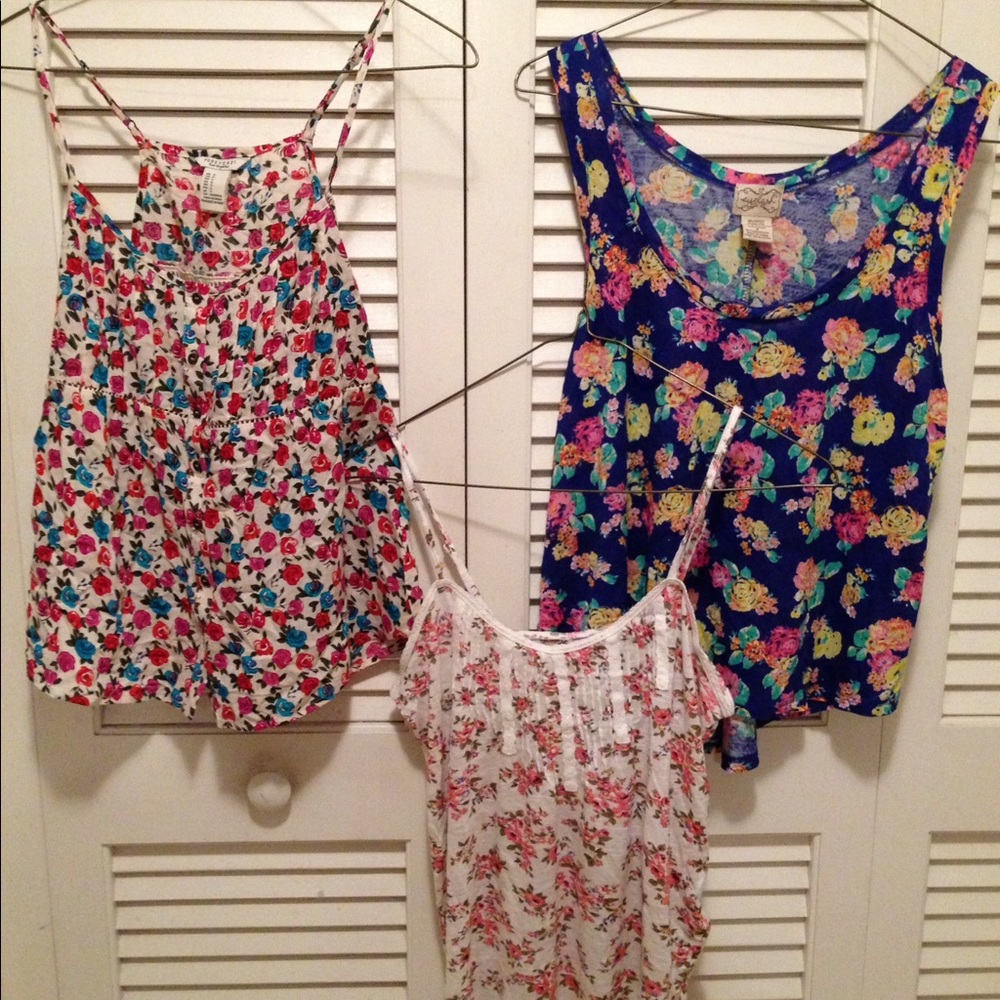 ✔️Price drop Bundle of 3 Summer tops