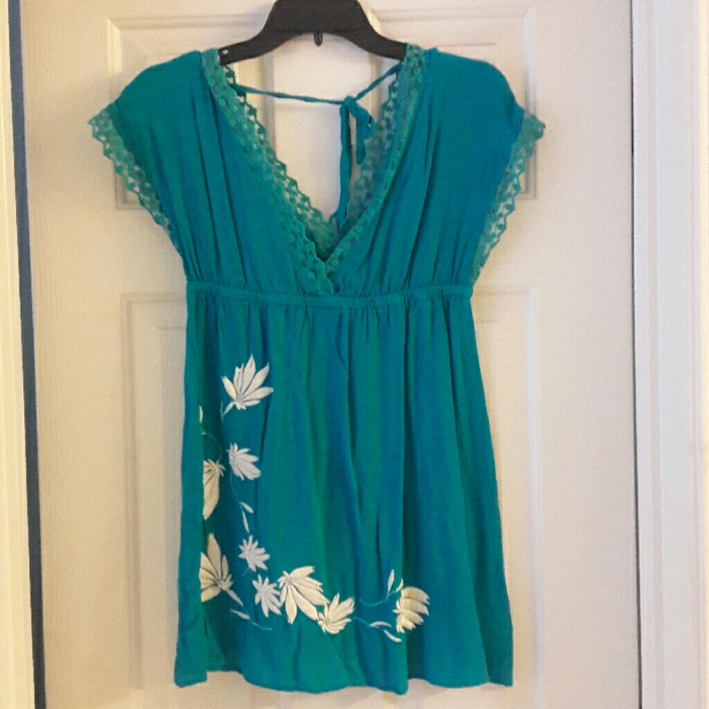 Cute teal top