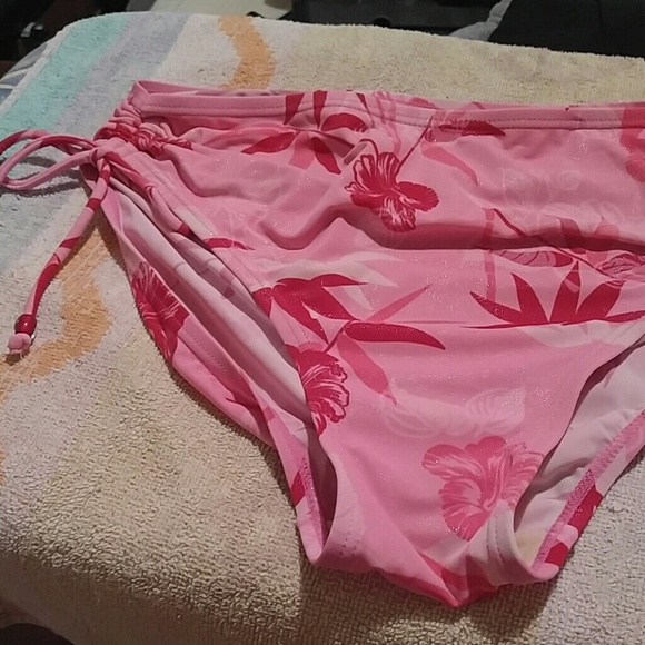 Swimsuit - Picture 3 of 6