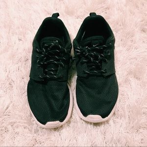 Black Nike Roshes