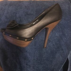 Black peep toe heels...sexy!