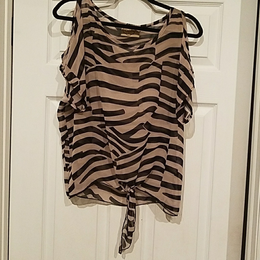 Black & tan short sleeve tunic w/ shoulders out