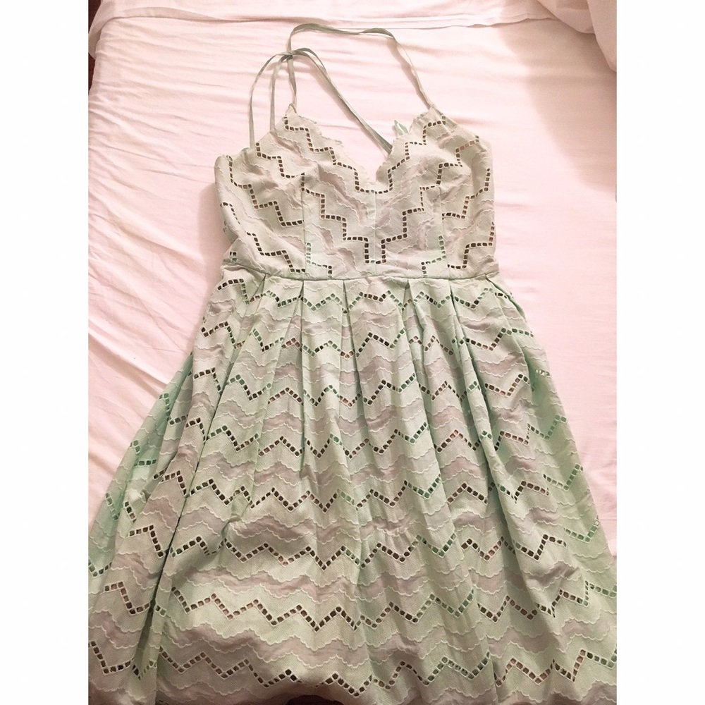 🌟SALE🌟Aijek light green embroidery dress size L - Picture 1 of 7