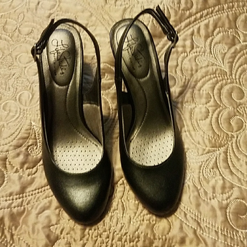 Life stride black heels never worn