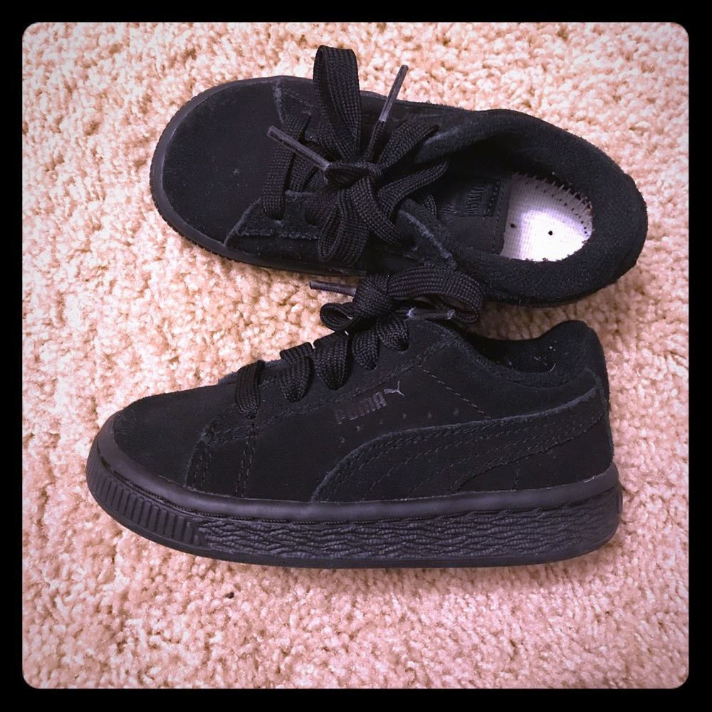 Black suede puma sz 8c