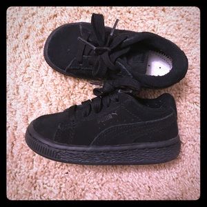 Black suede puma sz 8c