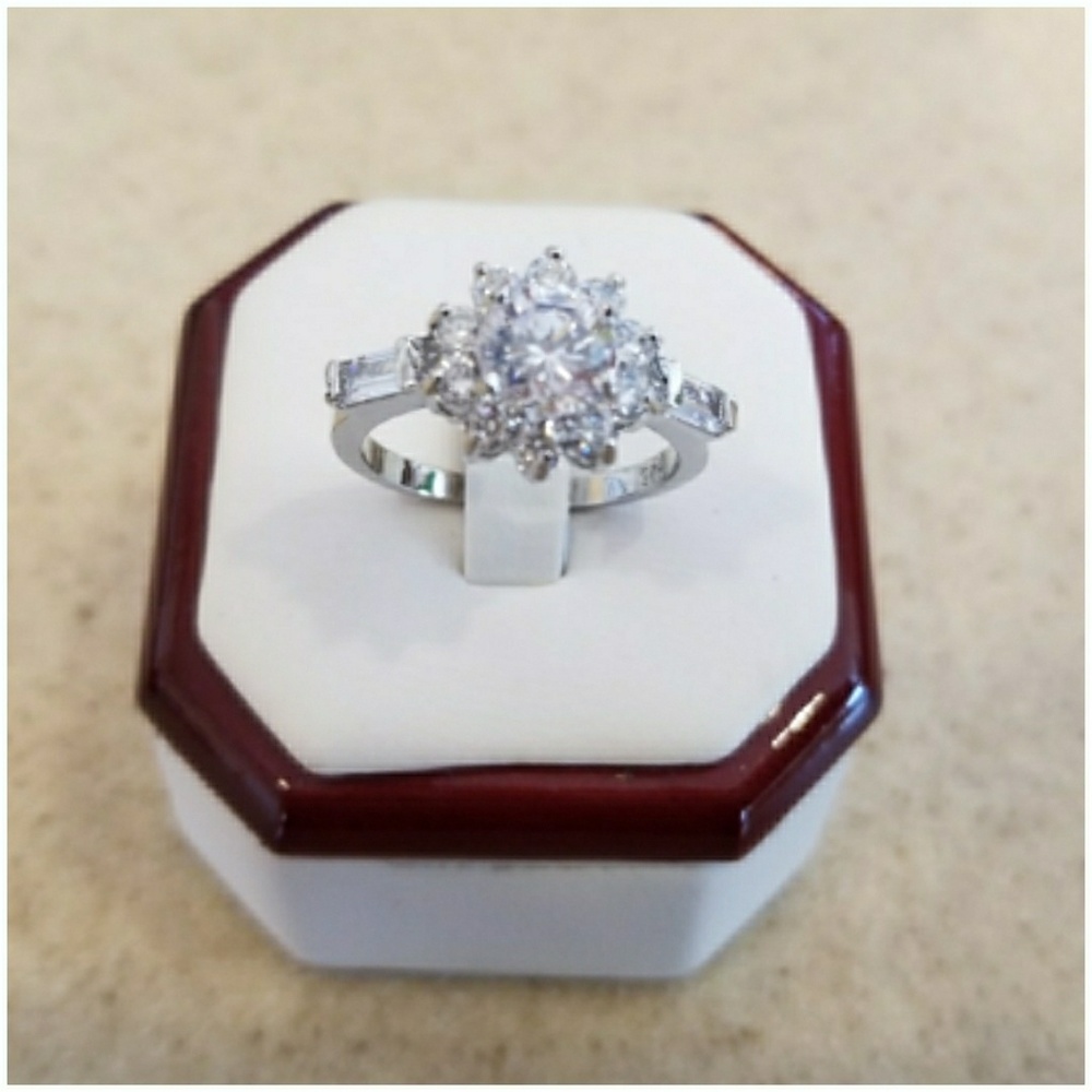 Genuine 2ct White Sapphire Ring Size 8 - Picture 1 of 4