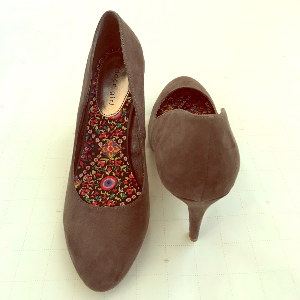 Gray Heels - Picture 4 of 4