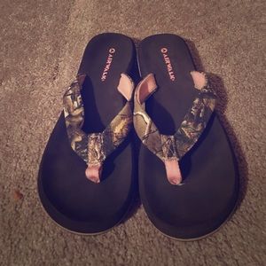 Airwalk camo flip flops