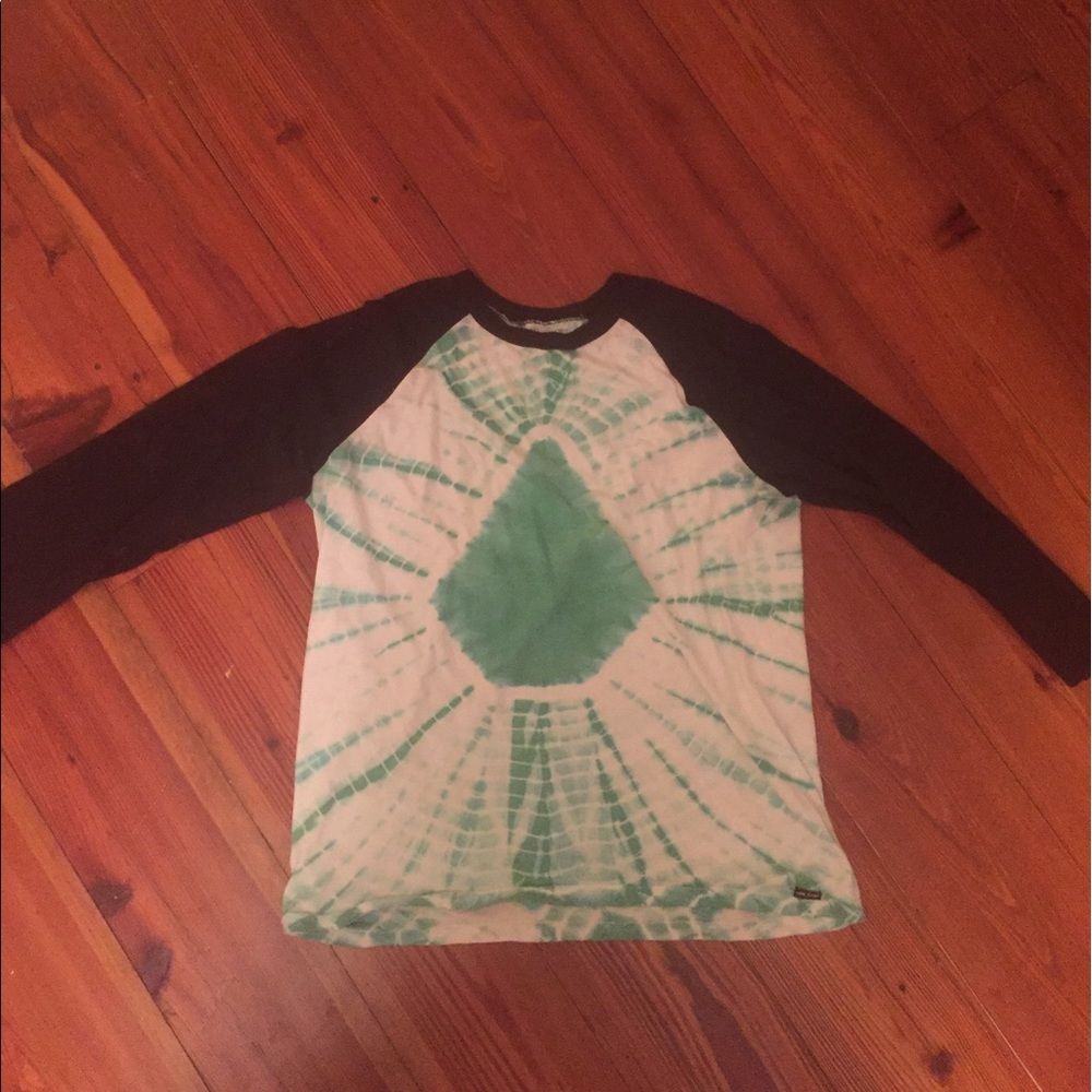 VOLCOM HALF SLEEVE FITS ADULT SMALL!
