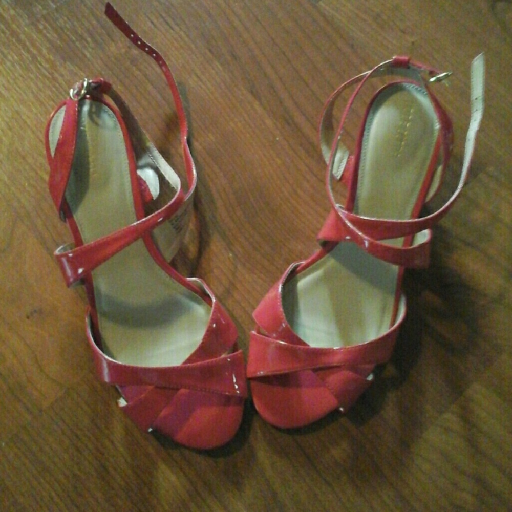 Hot pink wedges and XOXO hand bag