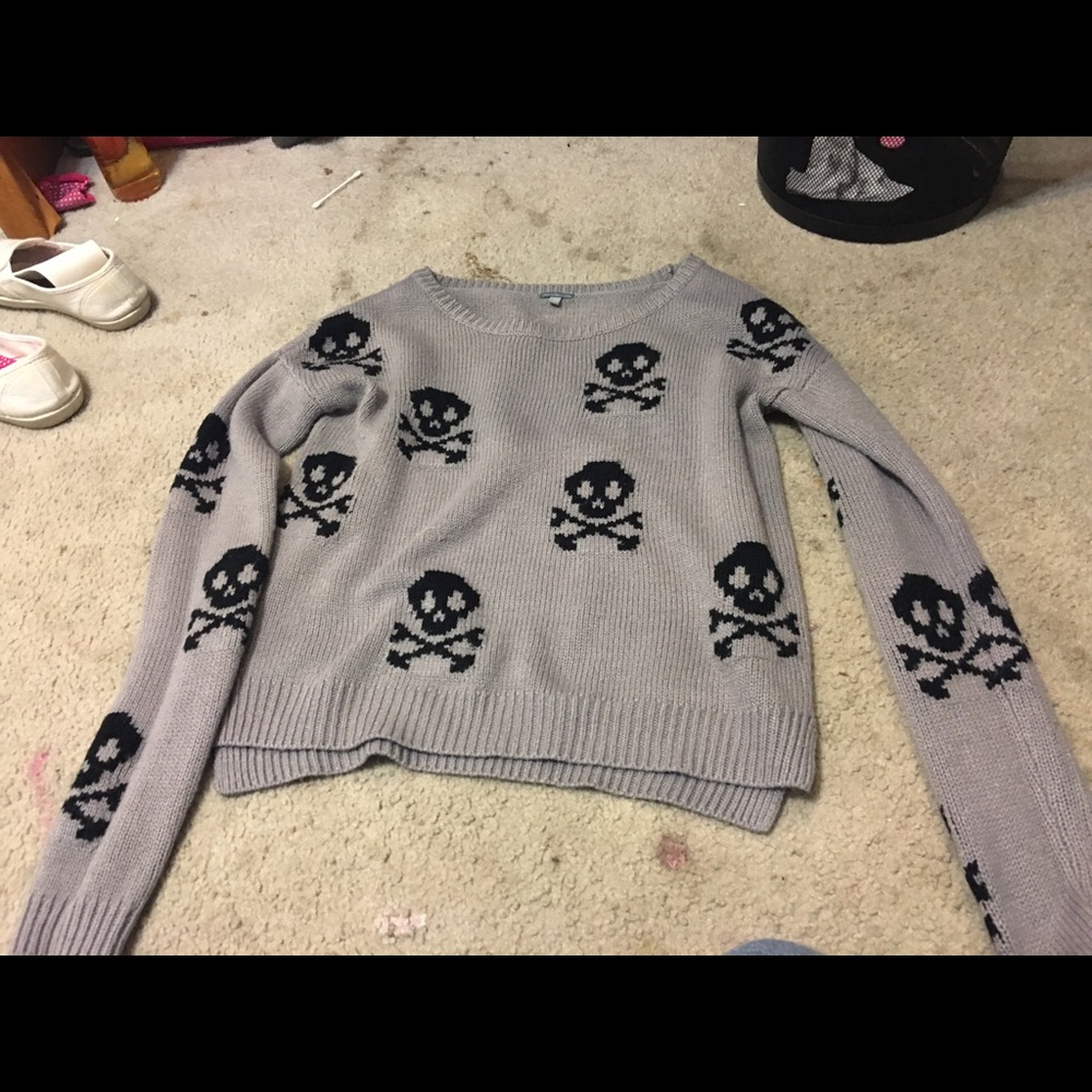 Black and grey skull sweater