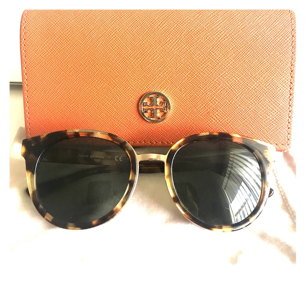 POLARIZED TORY BURCH SUNGLASSES (Like NEW)