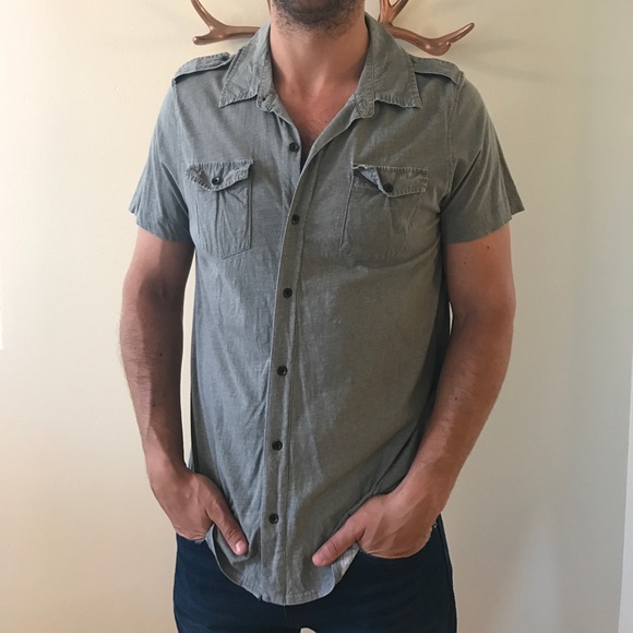 Men's short sleeve button down. - Picture 1 of 3