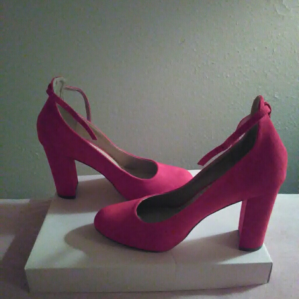Red pumps - Picture 2 of 4