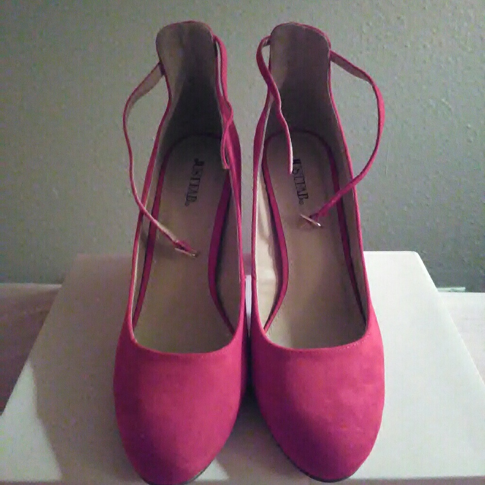 Red pumps - Picture 3 of 4