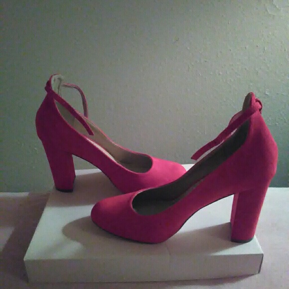 Red pumps - Picture 2 of 4