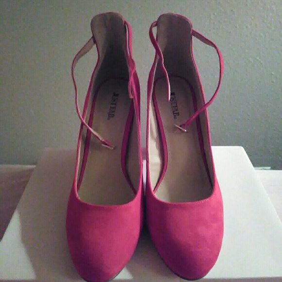 Red pumps - Picture 3 of 4