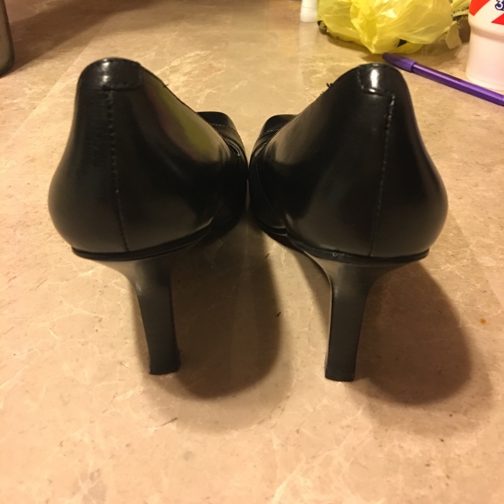 Bandolino Shoes with a buckle - Picture 2 of 4
