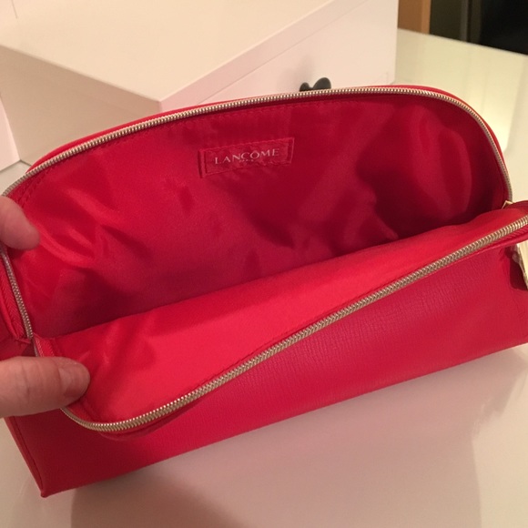 NWT - red cosmetic bag - Picture 3 of 3