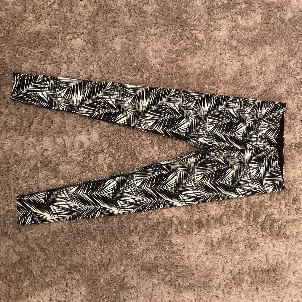Victoria's Secret PINK patterned yoga leggings