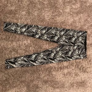 Victoria's Secret PINK patterned yoga leggings