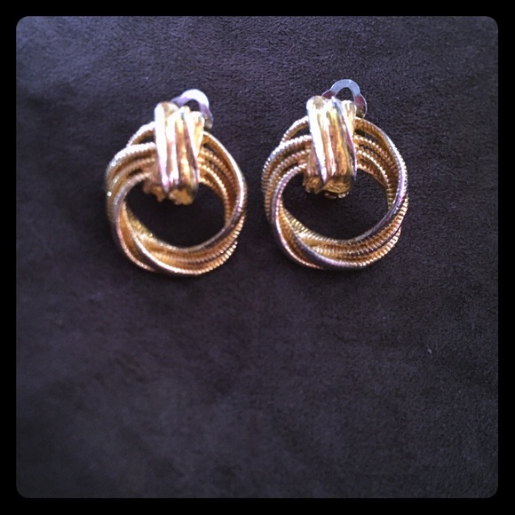 LOVELY GOLD TONE CLIP ON EARRINGS - Picture 1 of 4