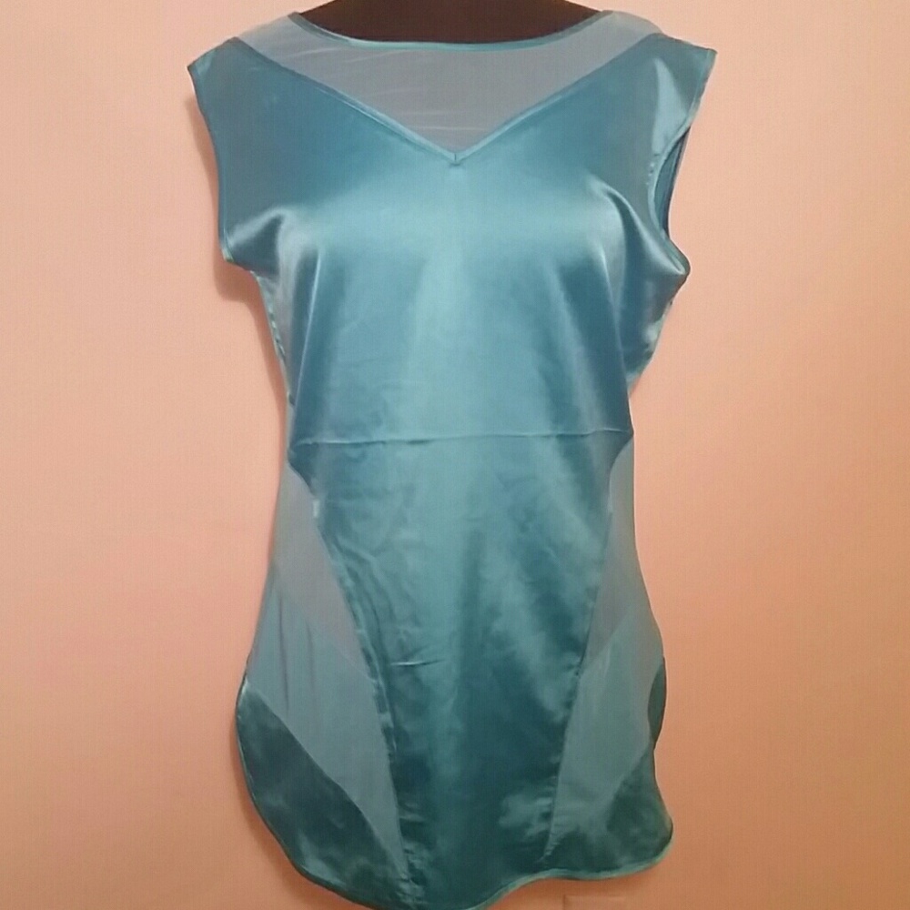 UMM Sleeveless Tunic Top