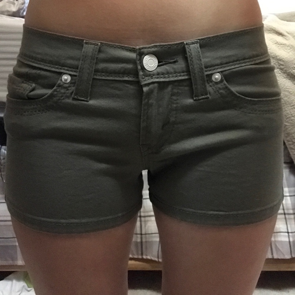 💚 Levi olive/army green shorts!!! 😍
