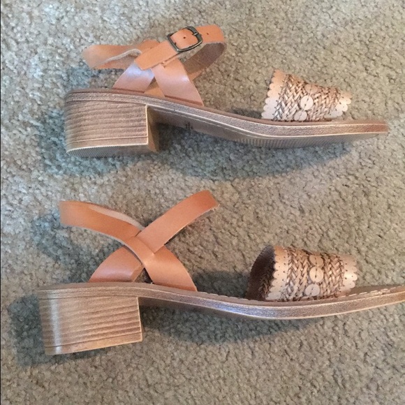Cute tan heeled sandals - Picture 2 of 4