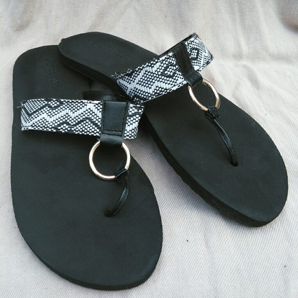 AEROSOLES:: chic thong sandals/flip flops