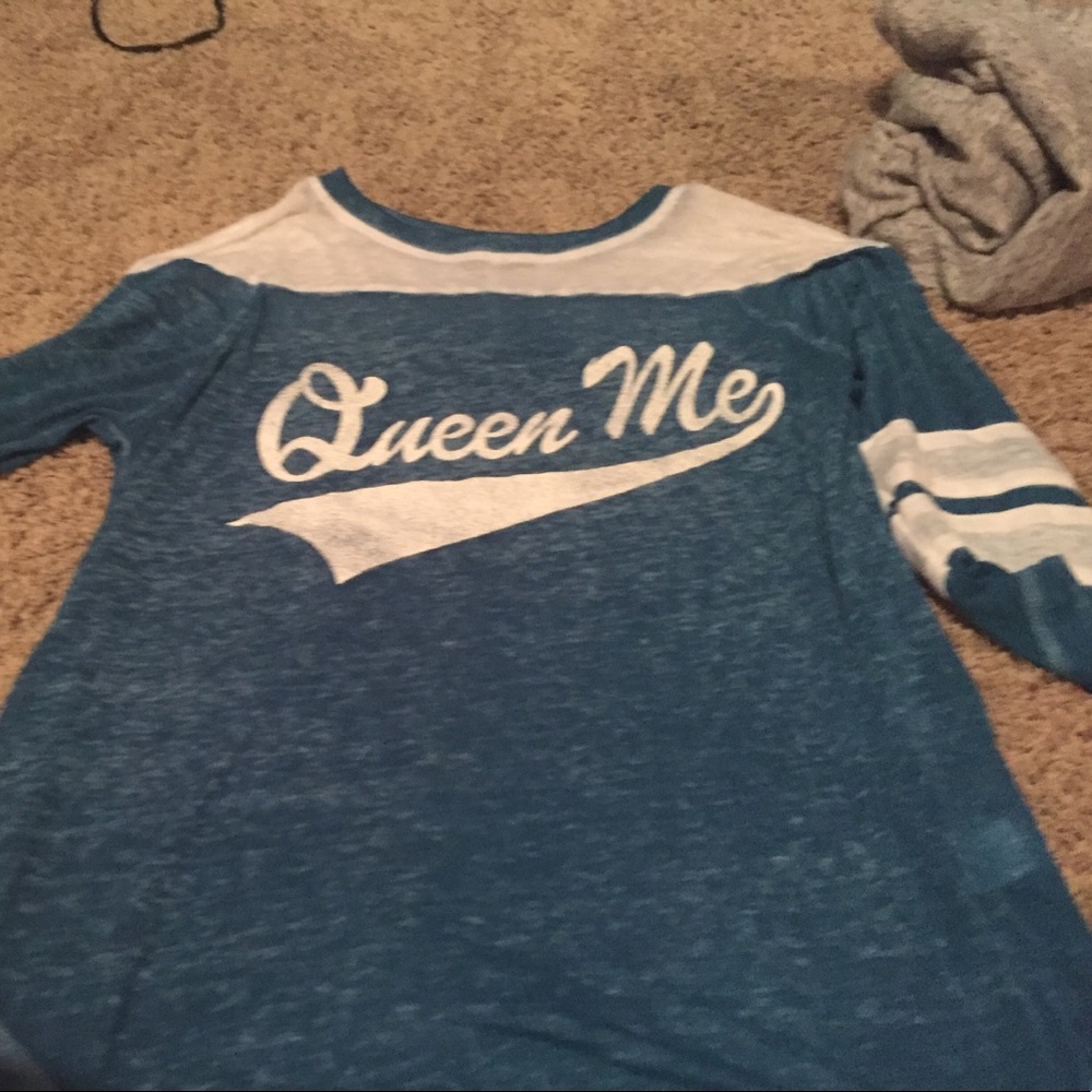a quarter sleeve shirt very thin material
