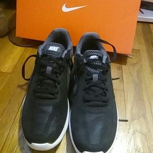 😮NEW IN BOX😮 Nike Revolution 3 Sneakers Womens