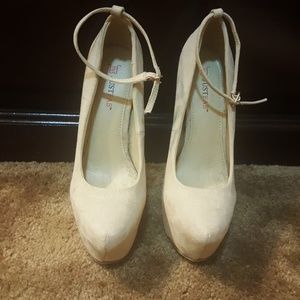 Nude pumps