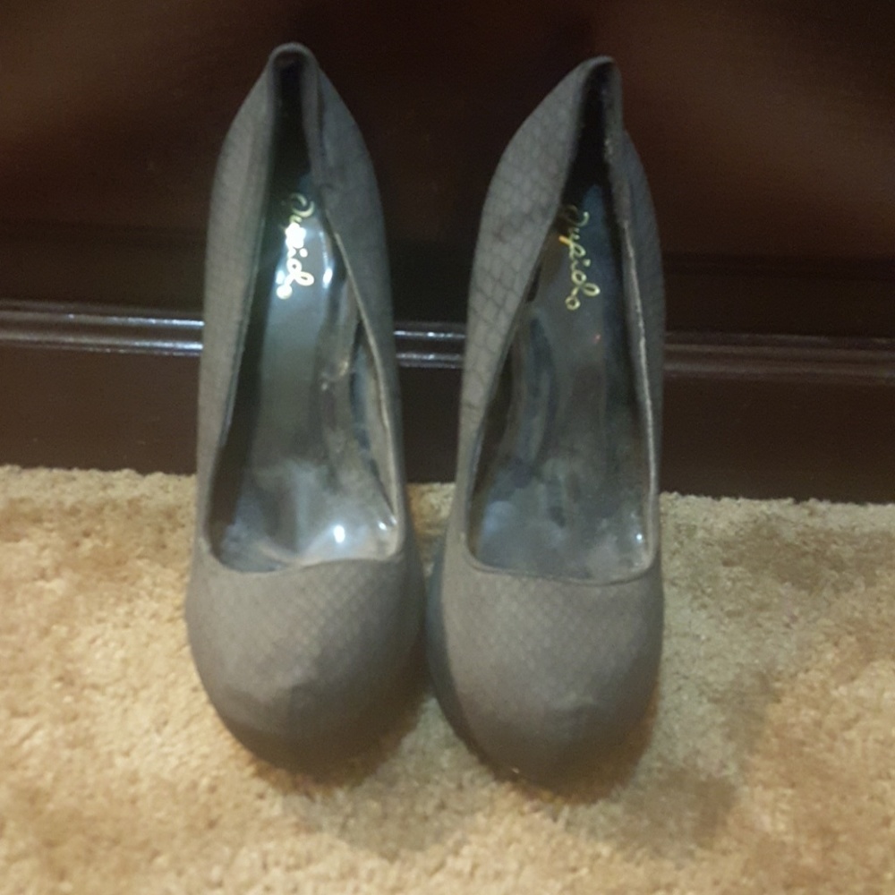 Black pumps
