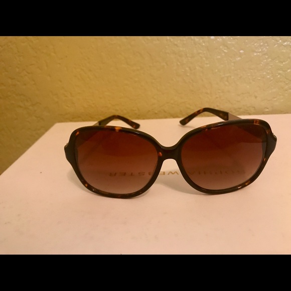 Oscar De La Renta sunglasses and case main image 4