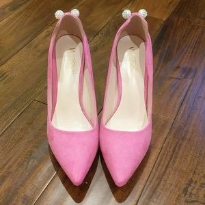 Pink pointy pumps in 7