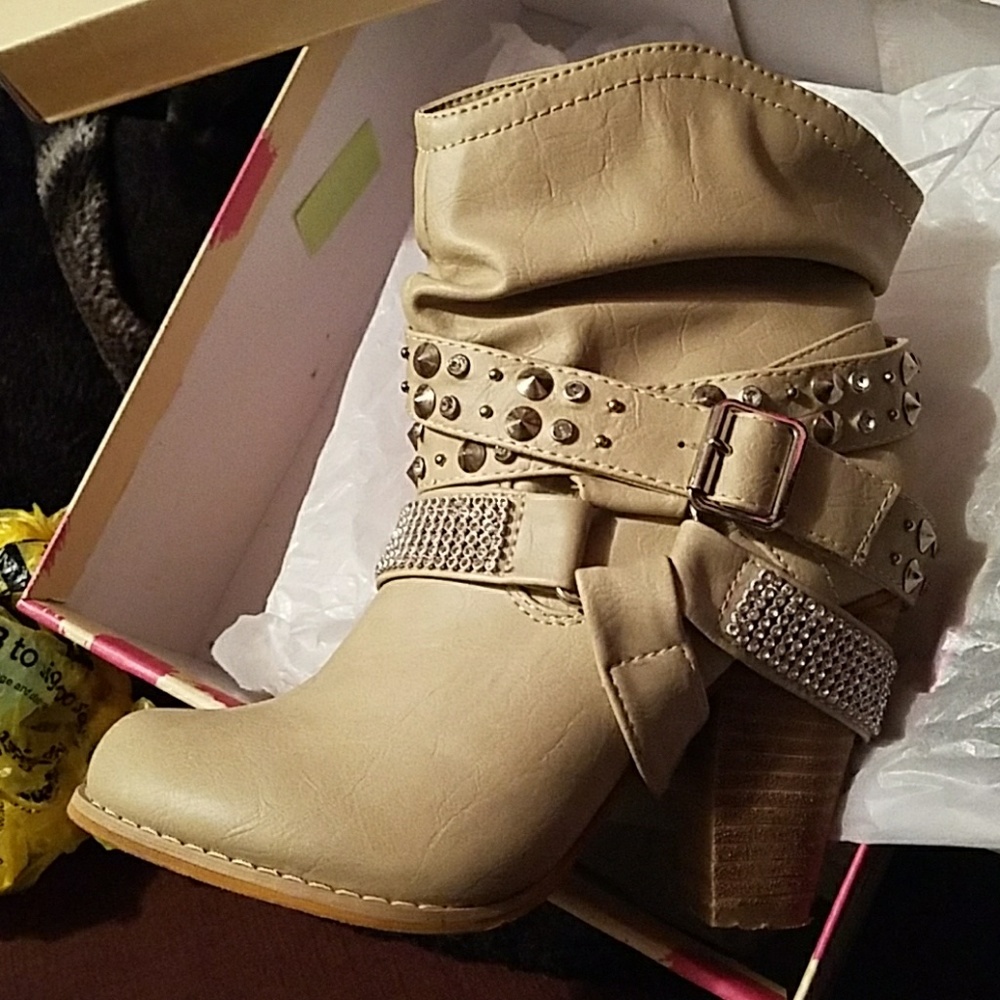 Boots - Picture 2 of 3