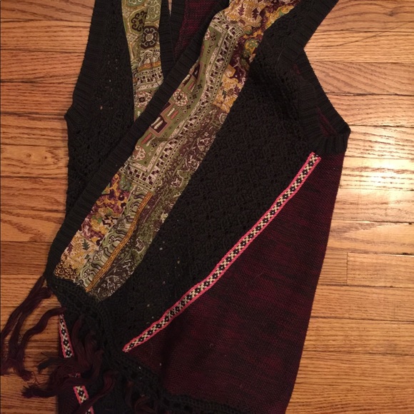 Barely worn beautiful vest from Gimmicks at Buckle - Picture 2 of 3