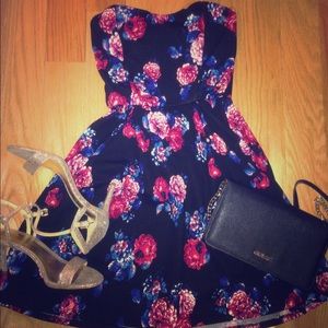 FINAL SALE🎉💎💫 Beautiful strapless floral dress