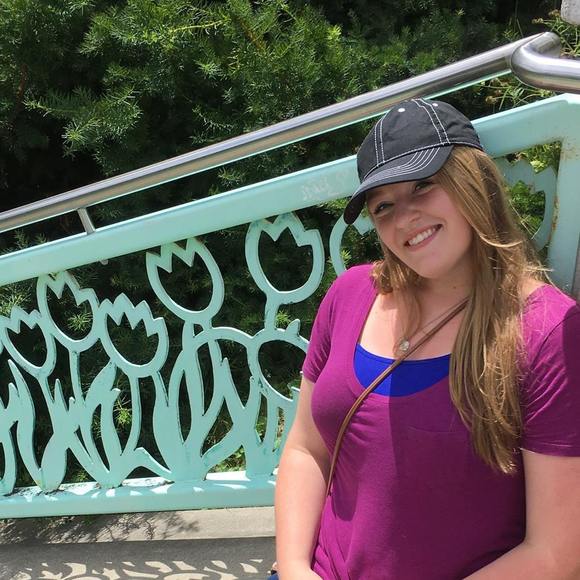 Meet your Posher, Cassandra - Picture 1 of 1