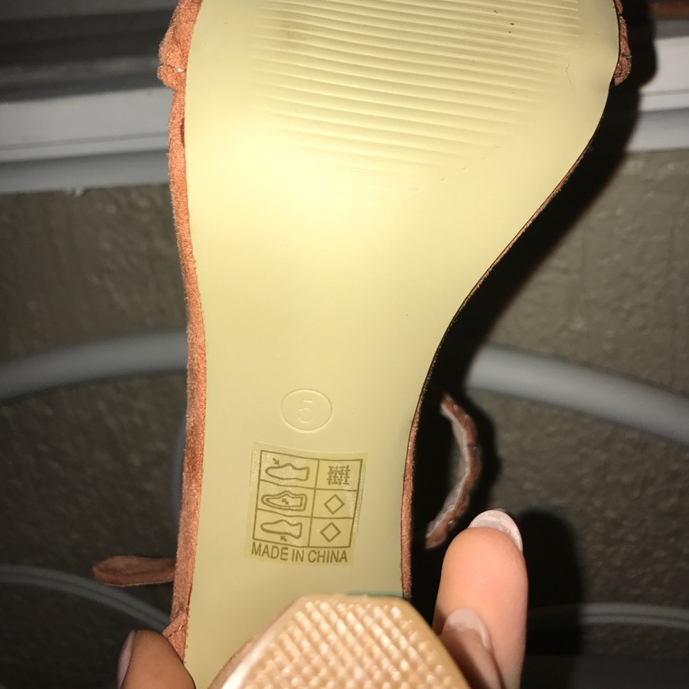 Peach heels, brand new! - Picture 2 of 3